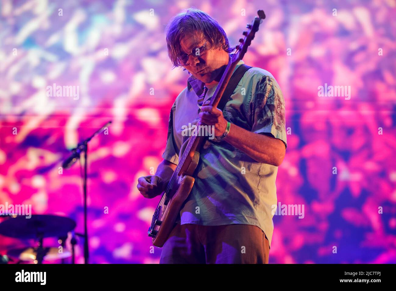 Mark Ibold american indie rock band, Pavement, che ha suonato sul palco NOS durante il NOS Primavera Sound 2022 il 10 giugno 2022 a Porto, Portogallo. Foto Stock