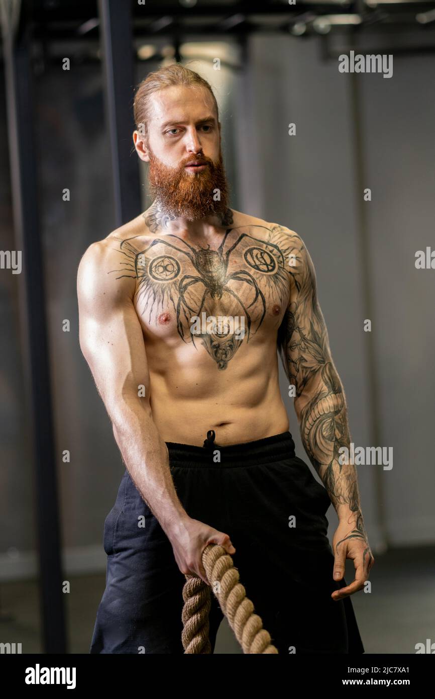 Corda invisibile uomo rimorchiatore tiro era casuale forza persona concorrenza, concetto bello isolato da uomo d'affari da rimorchiatore ragazzo, mano fit. Lavoro di formazione Foto Stock