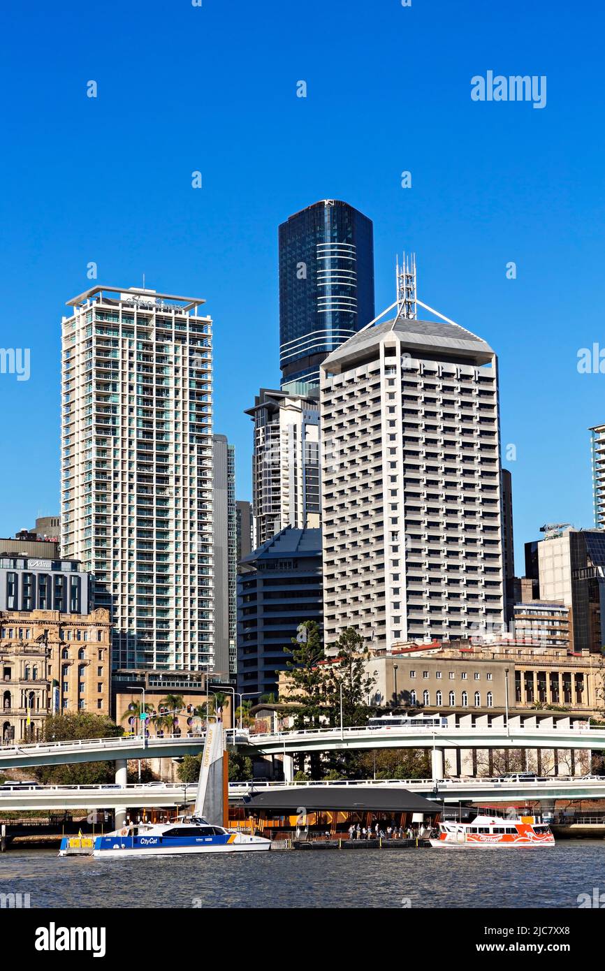 Brisbane Australia / The Casino Towers Suites; e George Street Government Offices. Sul fiume Brisbane. Foto Stock