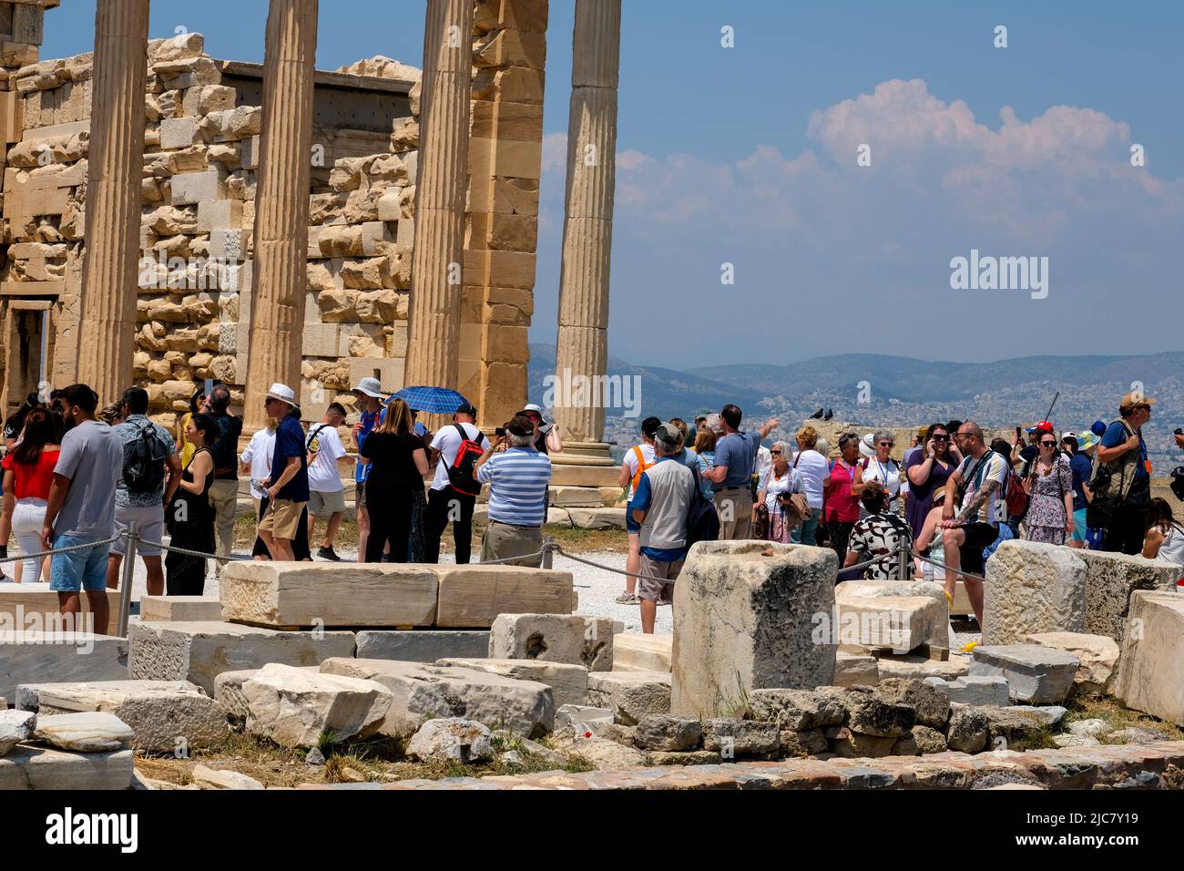 Le folle tornarono all'Acropoli in Grecia nel maggio 2022, quando le restrizioni di viaggio si attenuarono Foto Stock
