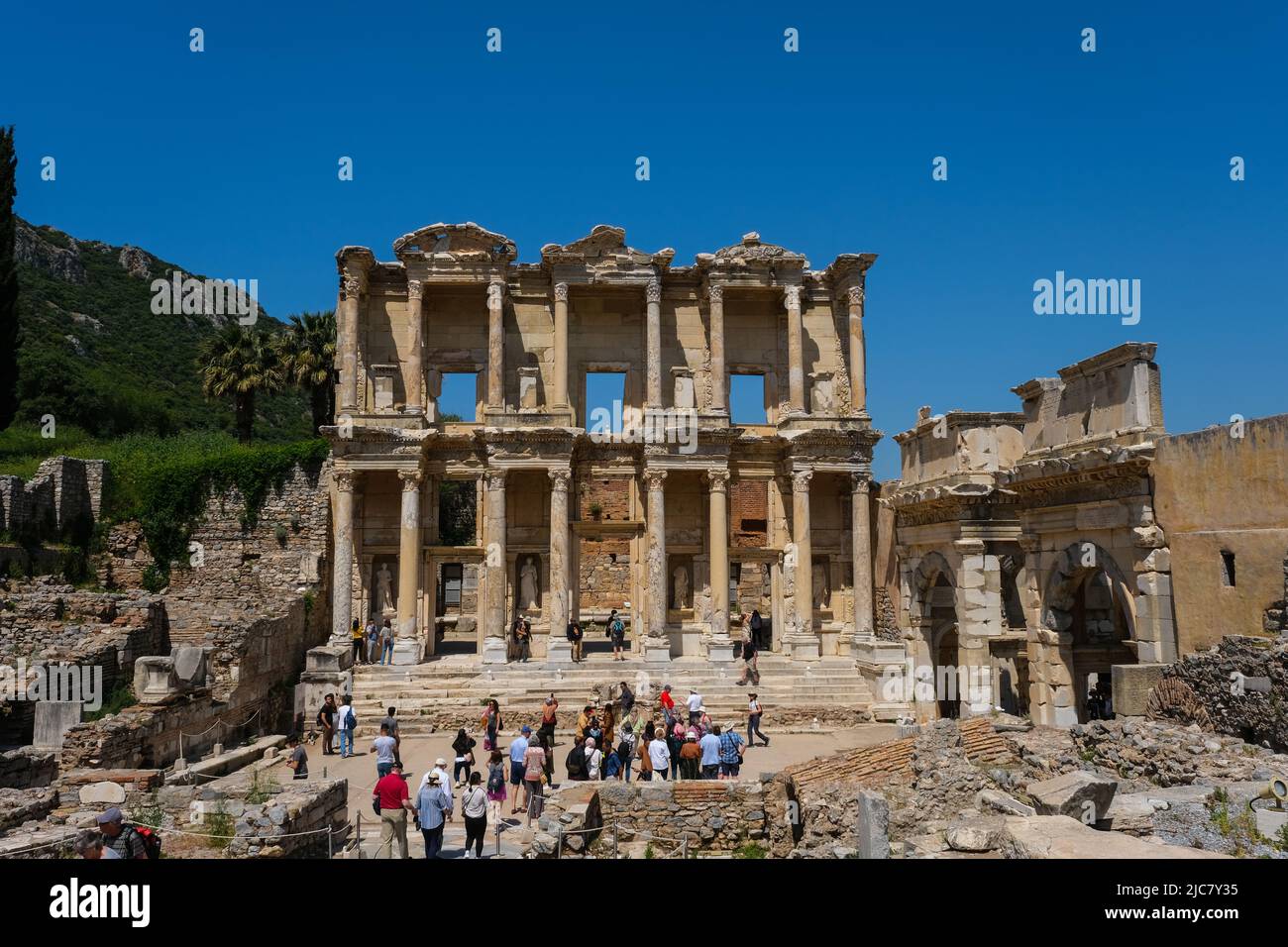 Folle di turisti che visitano le rovine storiche di Efeso in Turchia. Maggio 2022 Foto Stock