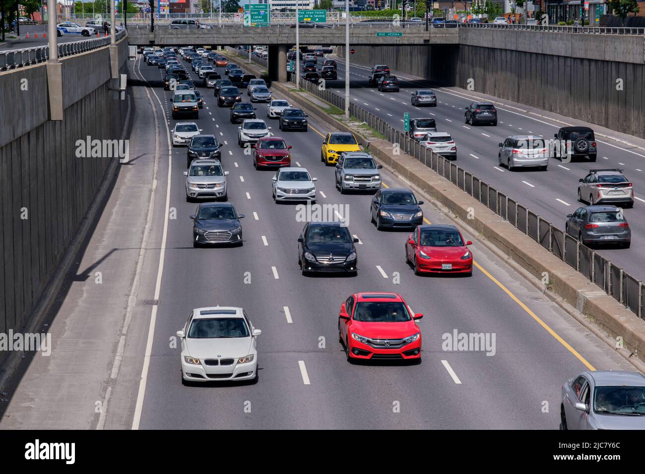 Montreal, CA - 5 giugno 2022: Traffico intenso sulla Decarie Expressway Foto Stock