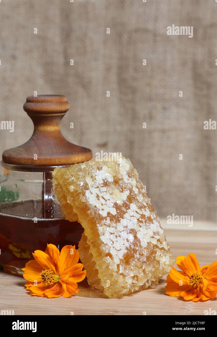 Miele fresco con nido d'ape e fiori in cucina rustica Foto Stock