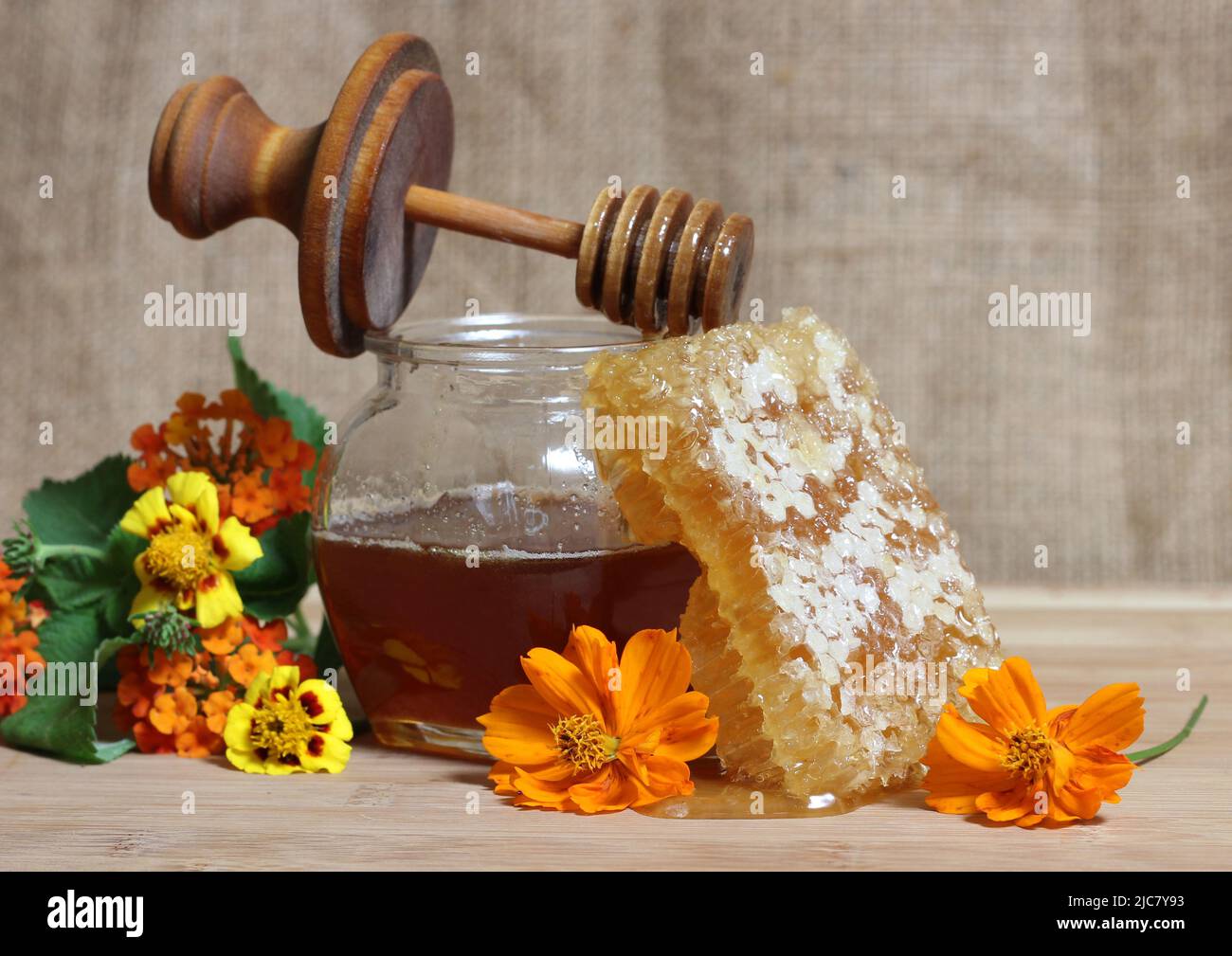 Miele fresco con nido d'ape e fiori in cucina rustica Foto Stock