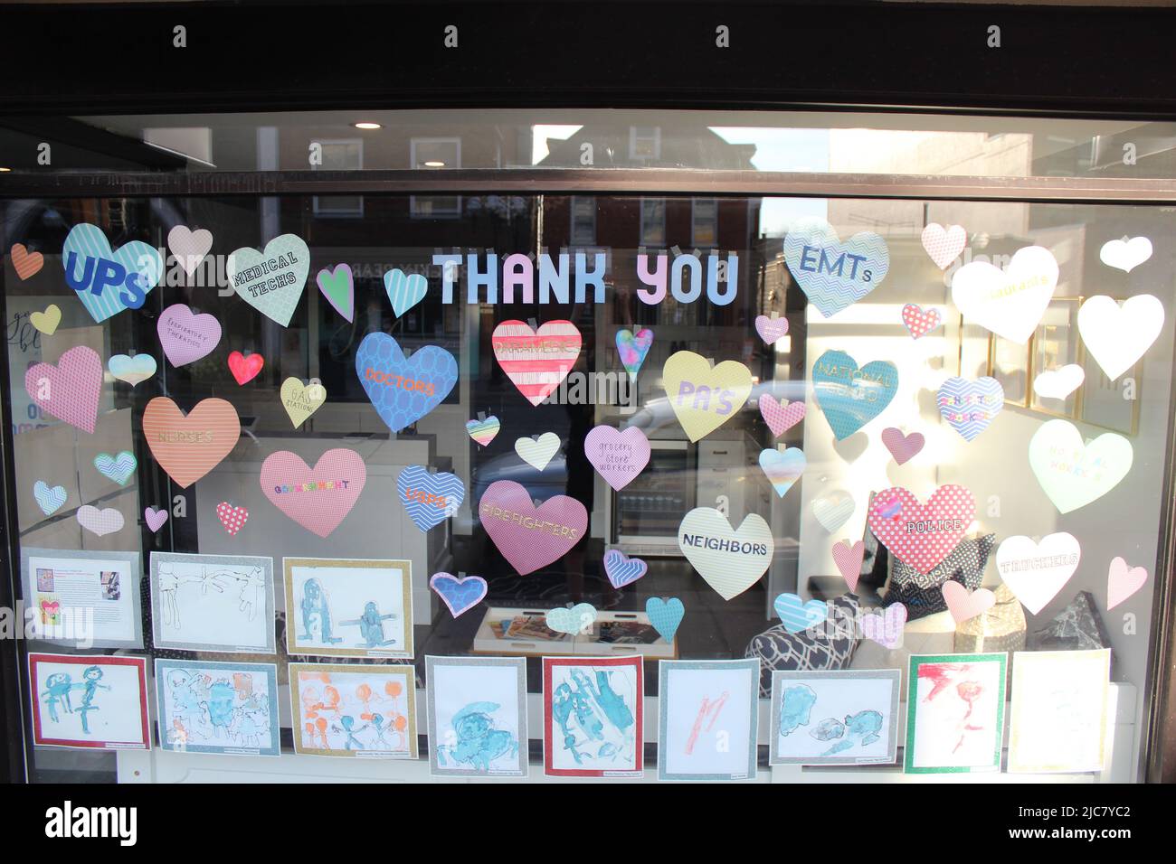 Ann Arbor Michigan Stati Uniti grazie lavoratori sanitari opere d'arte segno in negozio finestra centro ann Arbor piccole imprese chiuso a causa del covid 19 Foto Stock