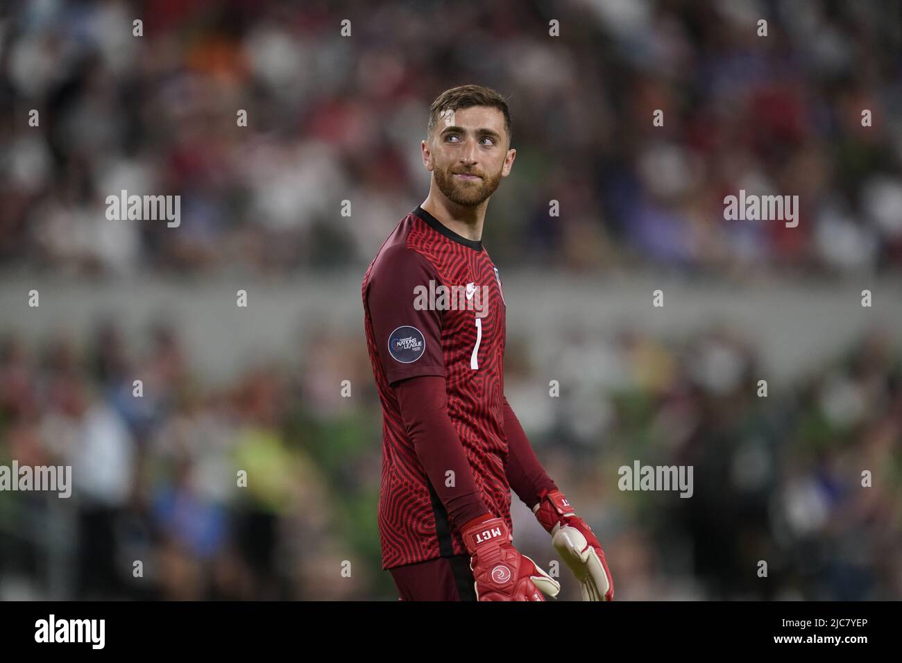 Austin, Texas USA, 10th giugno 2022: Il goalie Matt Turner degli Stati Uniti sorride alla folla durante la prima metà dell'azione di una partita della CONCACAF Nation League allo stadio Q2 di Austin. Questa è la partita finale della U.S. Men's National Team (USMNT) negli Stati Uniti prima della Coppa del mondo FIFA 2022. Credit: Bob Daemmrich/Alamy Live News Foto Stock