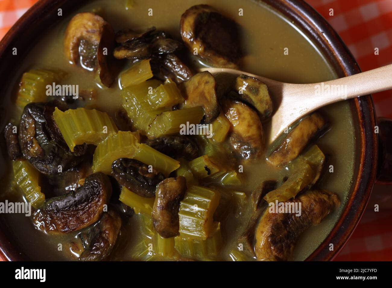 Sostanziosa zuppa di funghi e sedano con brodo vegetale piccante Foto Stock