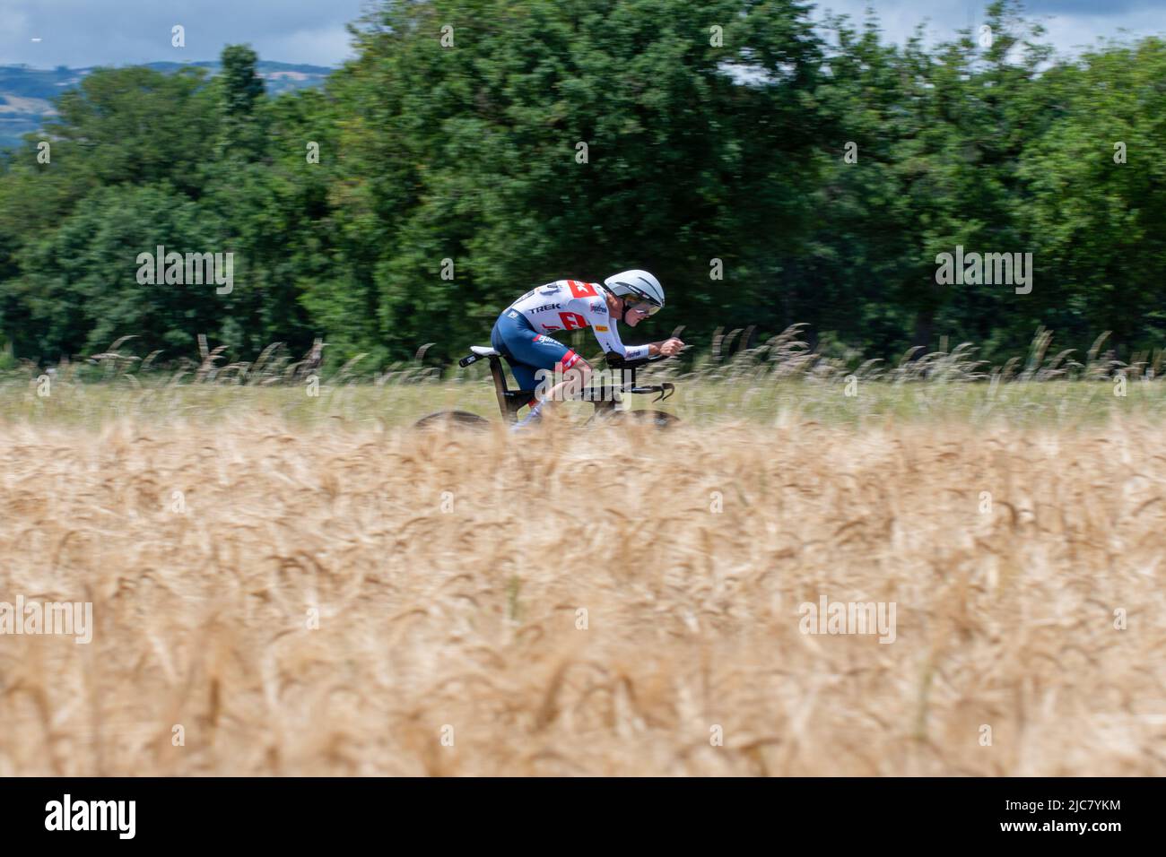 Montbrison, Francia. 08th giugno 2022. Antwan Tolhoek (Trek - Segafredo Team) visto in azione durante la tappa 4th del Criterium du Dauphine 2022. La quarta tappa del Criterium du Dauphine Libere è un cronometro individuale con una distanza di 31,9 km tra Montbrison e la Bâtie d'Urfé nel dipartimento della Loira. Il vincitore del palco è Filippo Ganna (Ineos Grenadiers Team) nel 35mn 32s. È avanti di Wout Van Aert (Jumbo Visma Team), 2nd a 2s, e Eythan Hayter (Ineos Grenadiers Team) a 17s. Credit: SOPA Images Limited/Alamy Live News Foto Stock