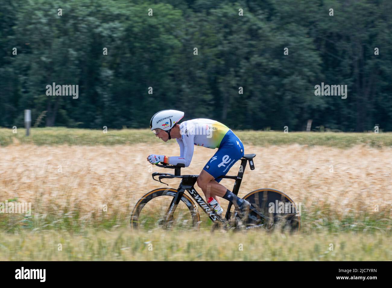 Montbrison, Francia. 08th giugno 2022. Valentin Ferron (TotalEnergies Team) visto in azione durante la tappa 4th del Criterium du Dauphine 2022. La quarta tappa del Criterium du Dauphine Libere è un cronometro individuale con una distanza di 31,9 km tra Montbrison e la Bâtie d'Urfé nel dipartimento della Loira. Il vincitore del palco è Filippo Ganna (Ineos Grenadiers Team) nel 35mn 32s. È avanti di Wout Van Aert (Jumbo Visma Team), 2nd a 2s, e Eythan Hayter (Ineos Grenadiers Team) a 17s. (Foto di Laurent Coust/SOPA Images/Sipa USA) Credit: Sipa USA/Alamy Live News Foto Stock