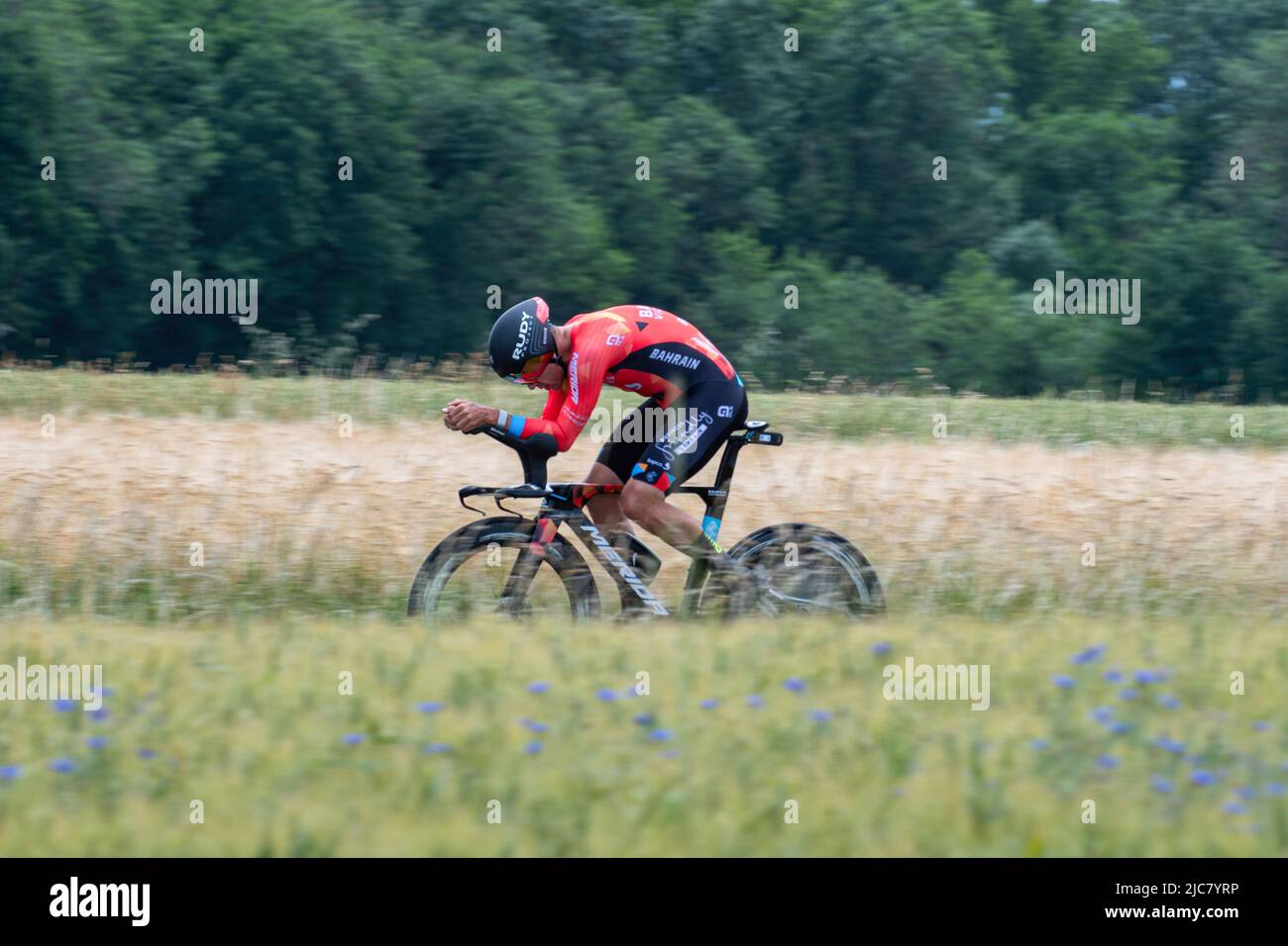 Montbrison, Francia. 08th giugno 2022. Heinrich Haussler (Bahrain - squadra vittoriosa) visto in azione durante la 4th tappa del Criterium du Dauphine 2022. La quarta tappa del Criterium du Dauphine Libere è un cronometro individuale con una distanza di 31,9 km tra Montbrison e la Bâtie d'Urfé nel dipartimento della Loira. Il vincitore del palco è Filippo Ganna (Ineos Grenadiers Team) nel 35mn 32s. È avanti di Wout Van Aert (Jumbo Visma Team), 2nd a 2s, e Eythan Hayter (Ineos Grenadiers Team) a 17s. (Foto di Laurent Coust/SOPA Images/Sipa USA) Credit: Sipa USA/Alamy Live News Foto Stock