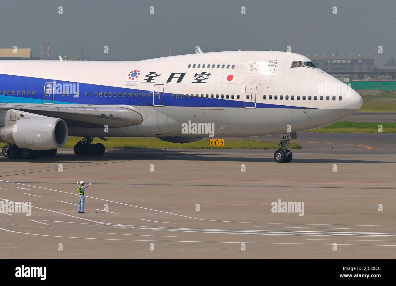 I jumbo jet ad alta densità come questo Boeing 747 200 sulle rotte nazionali non sono niente di insolito, Tokyo Haneda JP Foto Stock