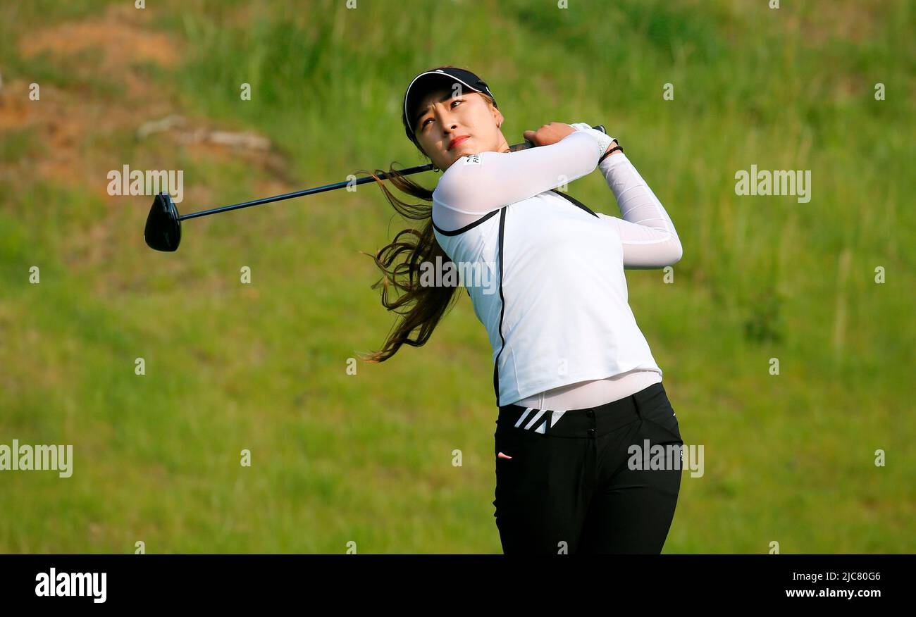 Seul, Corea del Sud. 10th giugno 2022. Yoon Ina (KOR), 10 giugno 2022 - Golf : Yoon Ina della Corea del Sud guarda il suo tee girato sulla buca 10th durante il primo round del KLPGA Celltrion Queens Masters 2022 al Seolhaeone Country Club di Yangyang, a est di Seoul, Corea del Sud. Credit: Lee Jae-Won/AFLO/Alamy Live News Foto Stock