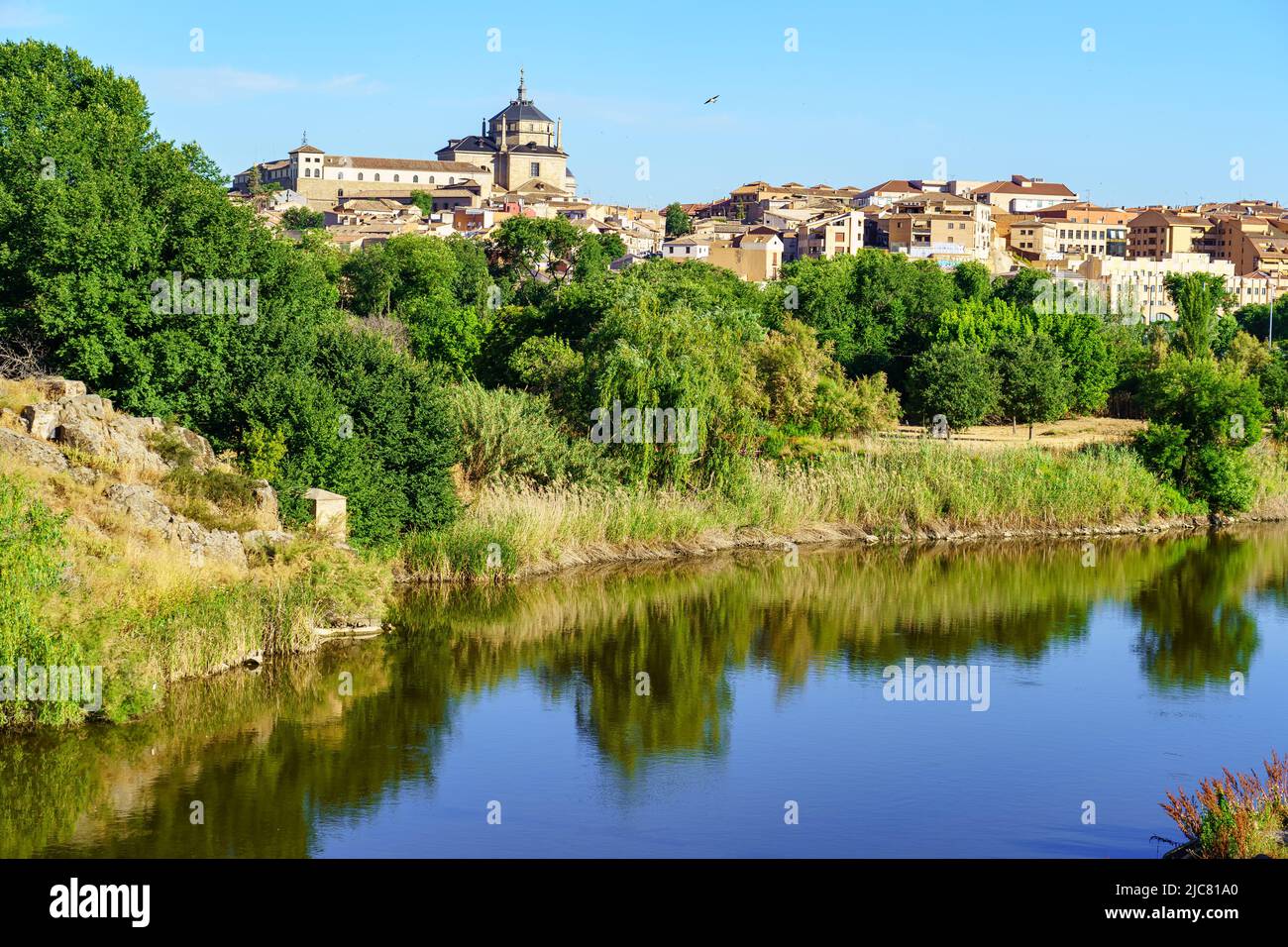 Vista panoramica della città di Toledo lungo il fiume Tago in una giornata di sole. Foto Stock