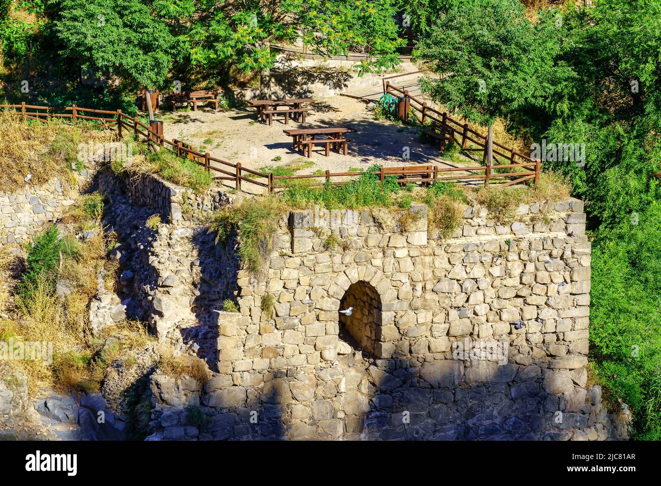 Parco pubblico sulle mura della città vecchia di Toledo vicino al fiume Tago. Foto Stock