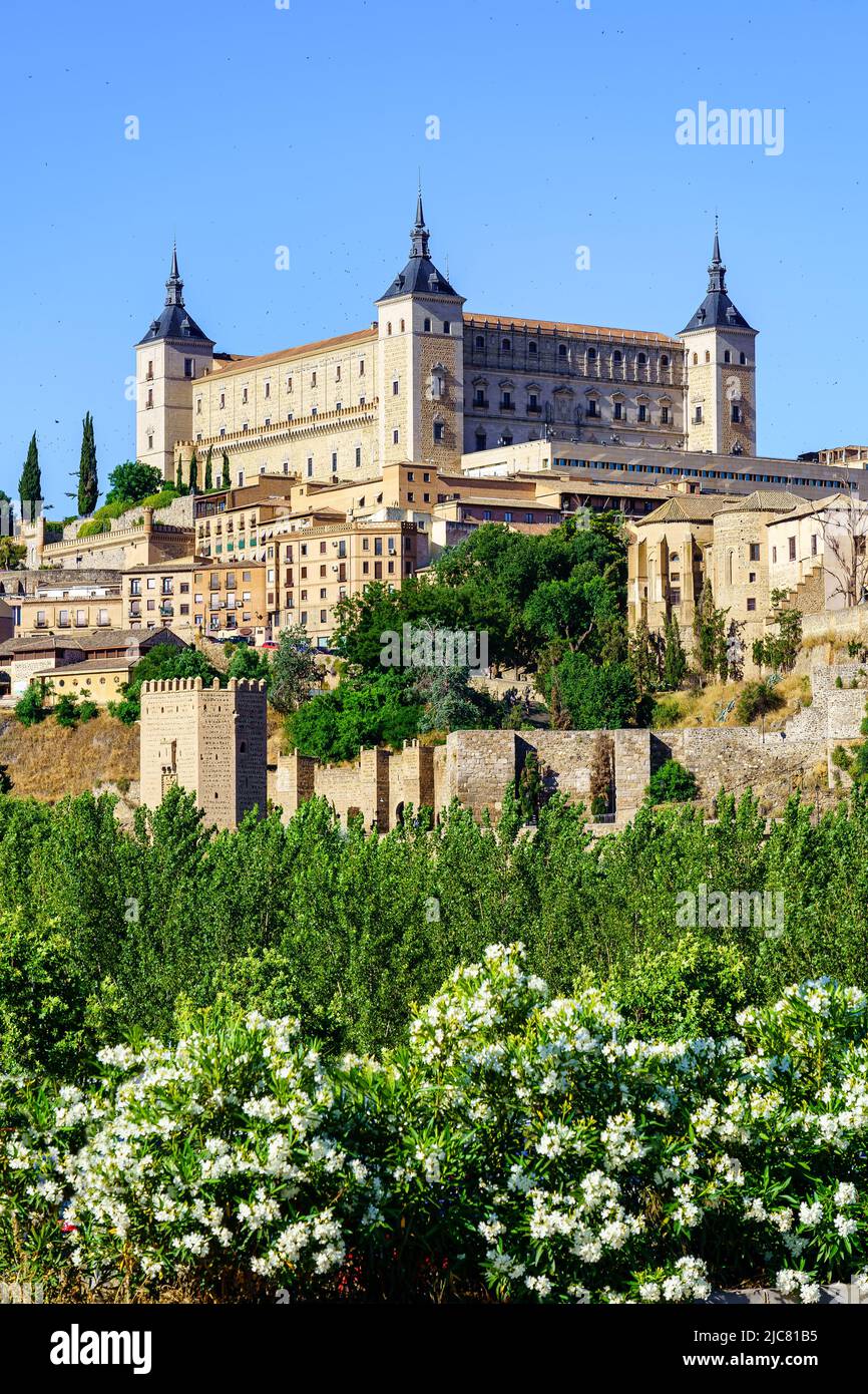 Skyline della città di Toledo con il suo imponente Alcazar in cima alla collina. Foto Stock