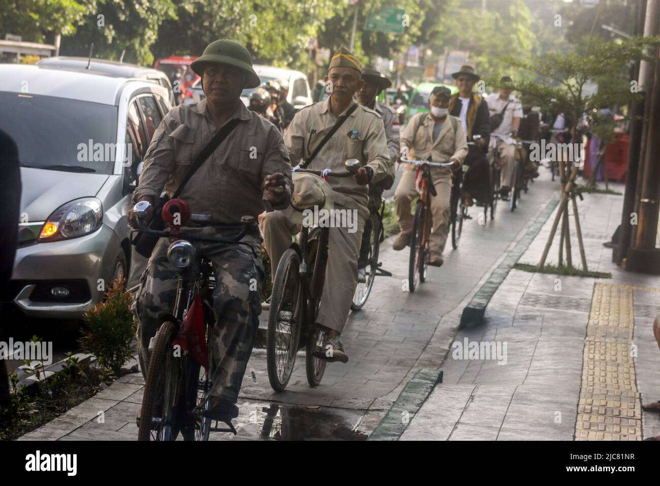 I membri della comunità Onthel insieme alla comunità indonesiana di biciclette antiche, girano per la città per celebrare la Giornata Mondiale della bicicletta Foto Stock