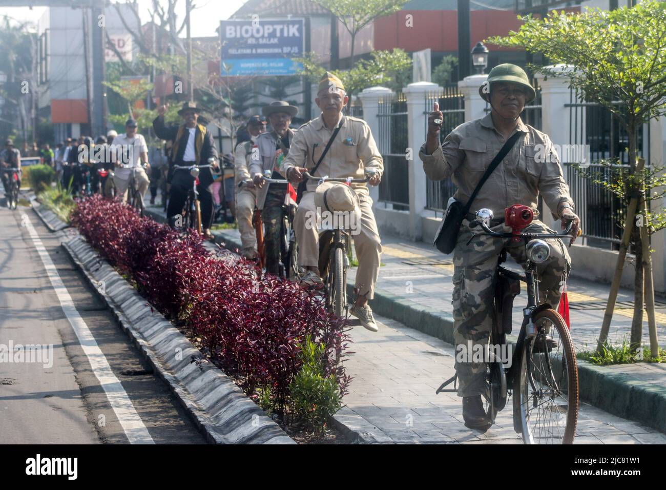 I membri della comunità Onthel insieme alla comunità indonesiana di biciclette antiche, girano per la città per celebrare la Giornata Mondiale della bicicletta Foto Stock