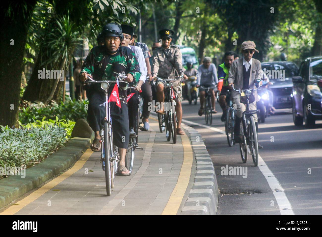 I membri della comunità Onthel insieme alla comunità indonesiana di biciclette antiche, girano per la città per celebrare la Giornata Mondiale della bicicletta Foto Stock