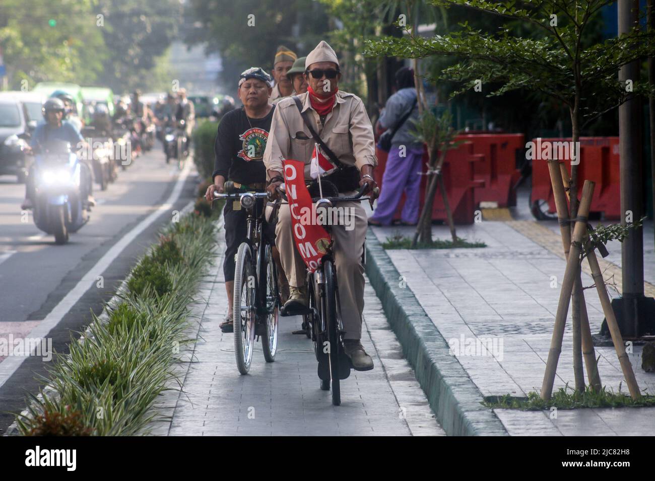 I membri della comunità Onthel insieme alla comunità indonesiana di biciclette antiche, girano per la città per celebrare la Giornata Mondiale della bicicletta Foto Stock