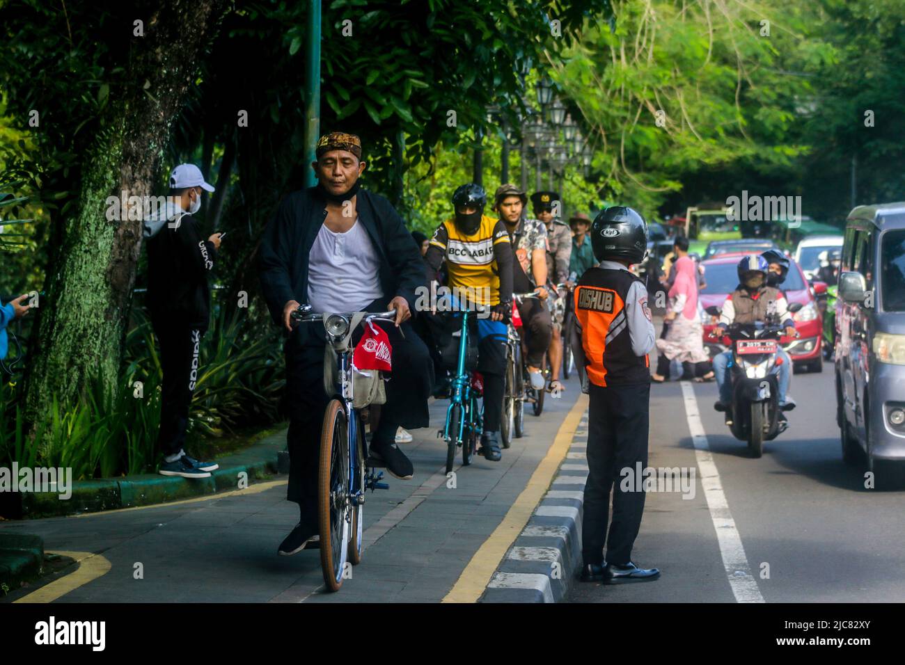 I membri della comunità Onthel insieme alla comunità indonesiana di biciclette antiche, girano per la città per celebrare la Giornata Mondiale della bicicletta Foto Stock