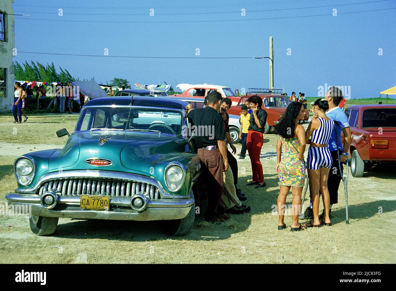 Streetlife, popolo cubano ad una vettura Buick classica, Santa Lucia, Cuba, Caraibi Foto Stock