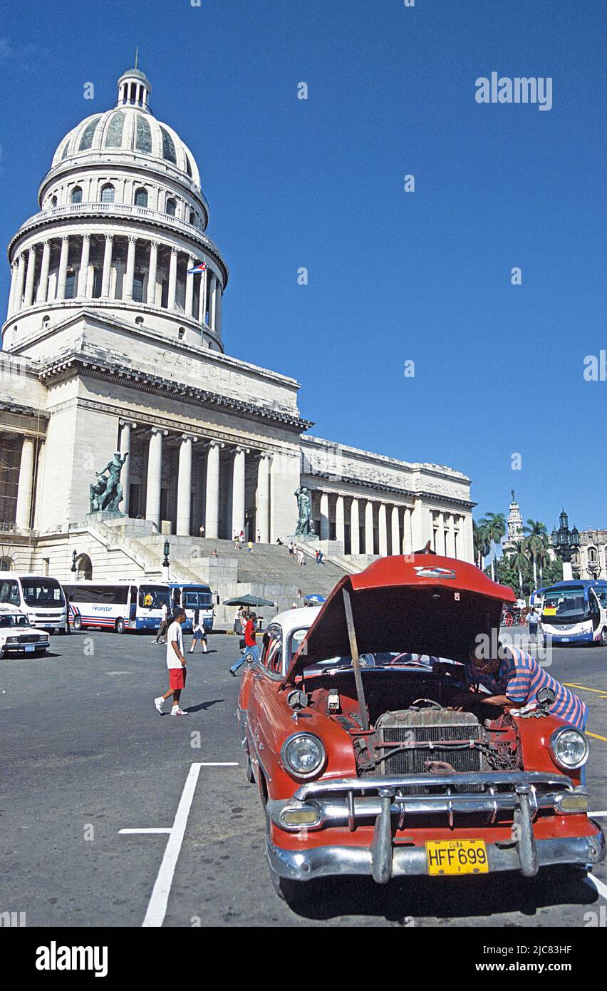 Auto classica al Campidoglio, città vecchia di l'Avana, Cuba, Caraibi Foto Stock