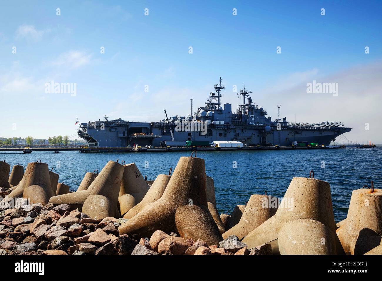 Tallinn, Estonia. 27th maggio 2022. La nave d'assalto anfibio di classe Wasp USS Kearsarge (LHD 3) nel porto di Tallinn, Estonia, 27 maggio 2022. Il gruppo di preparazione Kearsarge Amphibious e l'unità di spedizione Marina 22nd, sotto il comando e il controllo della Task Force 61/2, è in un dispiegamento programmato nell'area delle operazioni U.S. Naval Forces Europe, impiegata dalla U.S. Sesta flotta per difendere gli interessi degli Stati Uniti, degli alleati e dei partner. Credit: U.S. Navy/ZUMA Press Wire Service/ZUMAPRESS.com/Alamy Live News Foto Stock