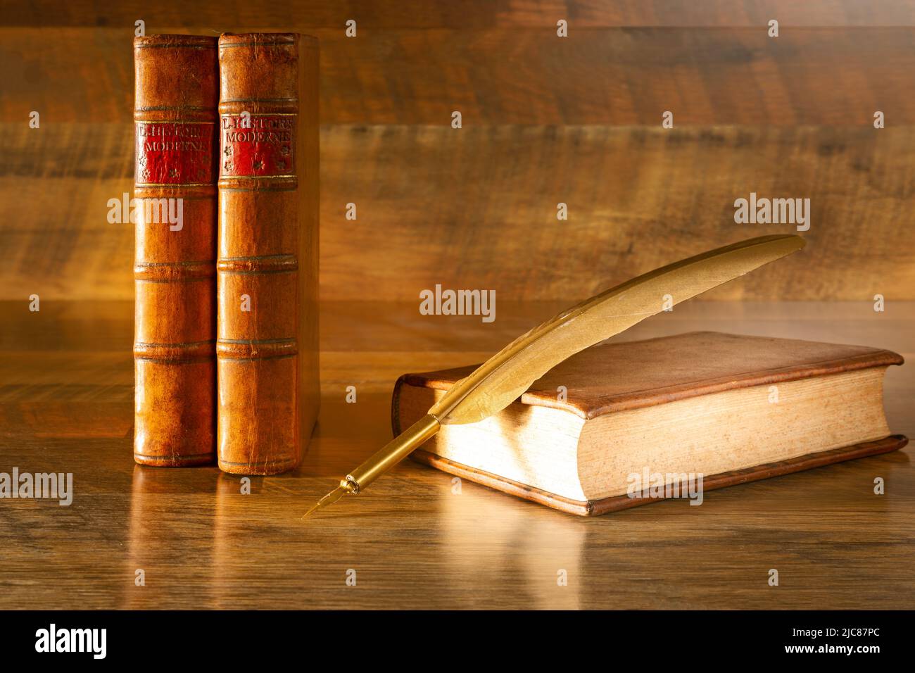 Libri antichi su uno sfondo di legno e un pennino, concetto di apprendimento non diventa mai vecchio Foto Stock