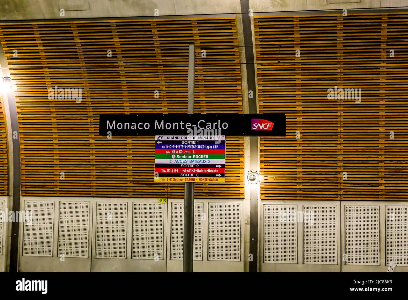 Questi sono i puntatori uscita dal territorio di una stazione della metropolitana Monaco Monte Carlo 21 maggio 2015 a Monaco, Monaco. Foto Stock