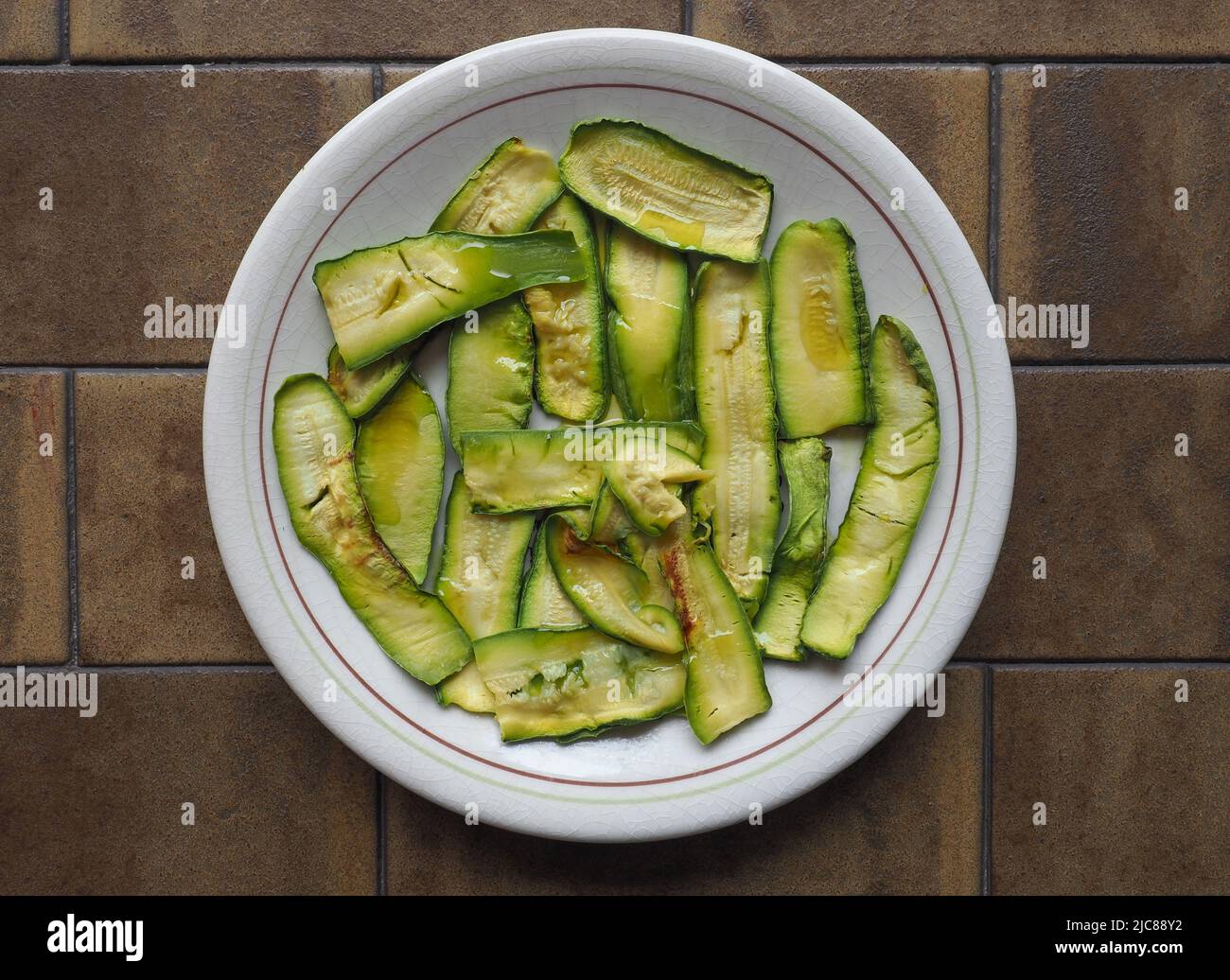 zucchine aka zucchine verdure vegetariane in un piatto Foto Stock