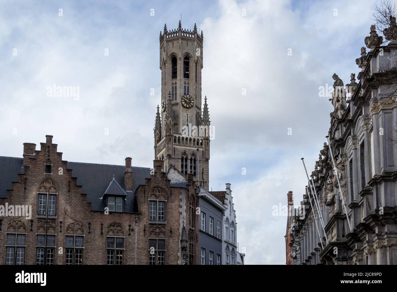Paesaggio urbano della città di Bruges, capitale delle Fiandre Occidentali nel Belgio nordoccidentale con il campanile di Bruges sullo sfondo Foto Stock