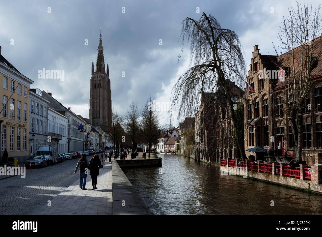 Dettaglio architettonico della città di Bruges, la capitale e la città più grande della provincia delle Fiandre Occidentali nel nord-ovest del Belgio Foto Stock