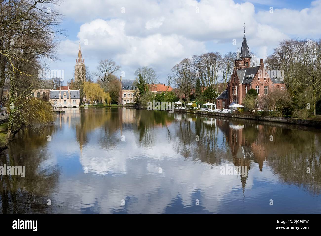 Dettaglio architettonico della città di Bruges, la capitale e la città più grande della provincia delle Fiandre Occidentali nel nord-ovest del Belgio Foto Stock