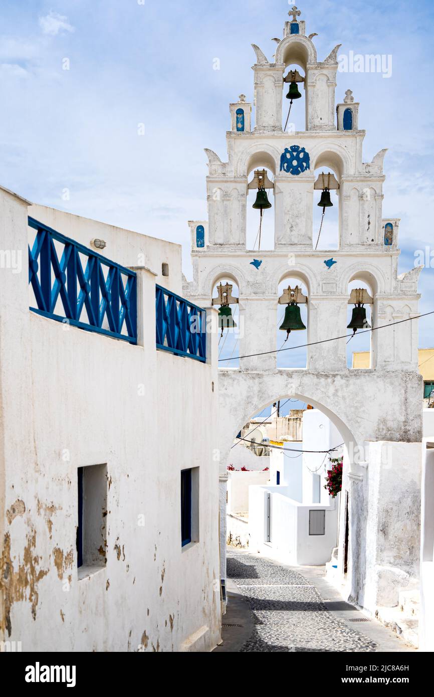Santorini: Il campanile a tre livelli della chiesa di Agii Anargiri a Megalochori Foto Stock
