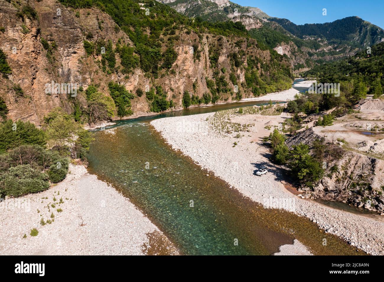 Antenna di fuoristrada bianca in piedi sul fondo del fiume in montagna Foto Stock