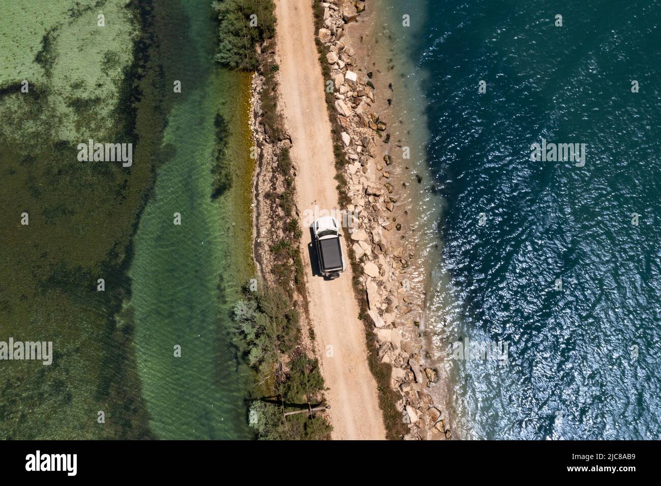 Vista aerea di un veicolo fuoristrada in una spedizione attraverso una laguna (Parco Nazionale delle paludi di Amvrakikos) Foto Stock