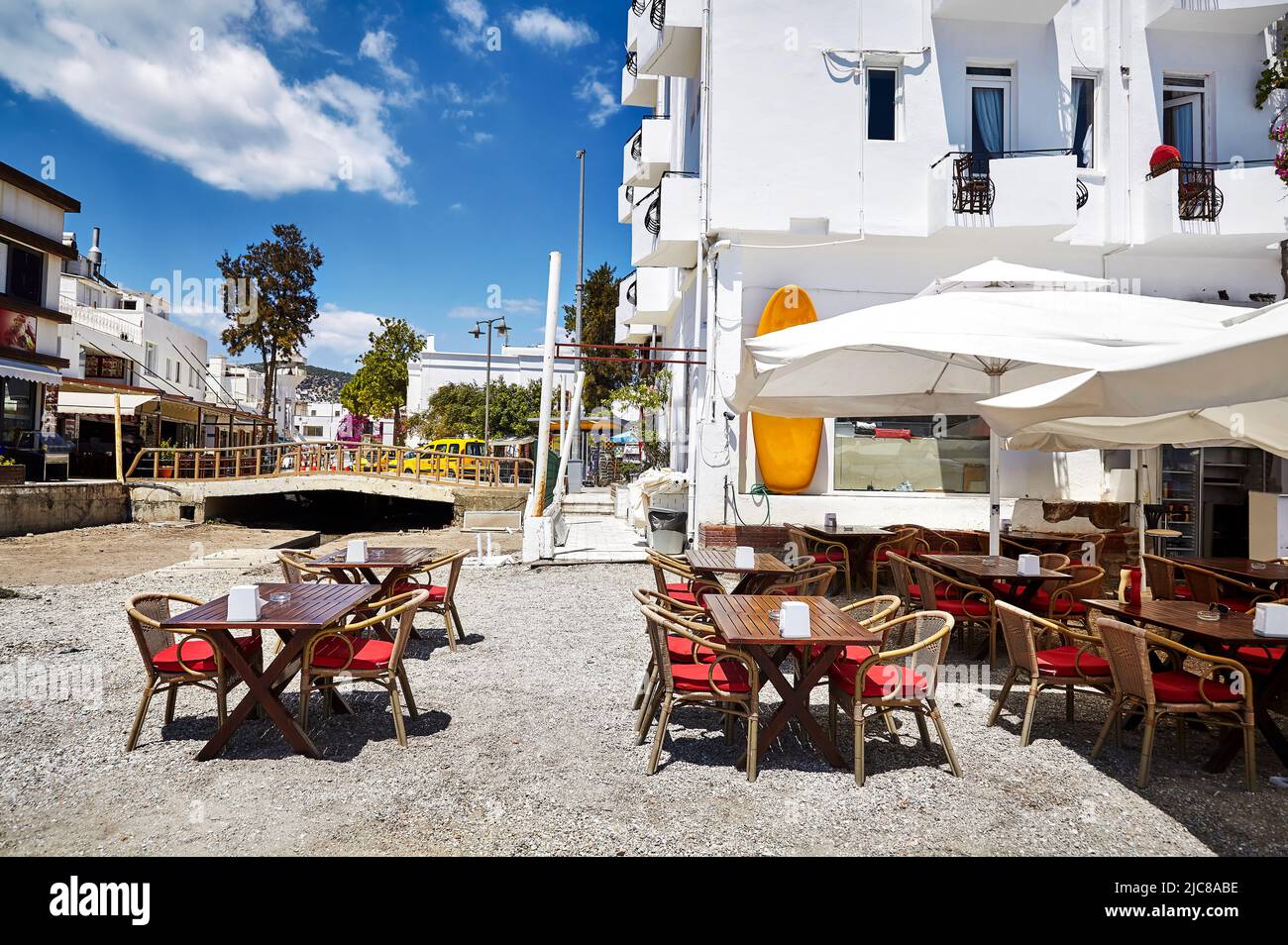 Street Cafe con tavoli sulla spiaggia con vista sul mare nella città di Bodrum in Turchia Foto Stock