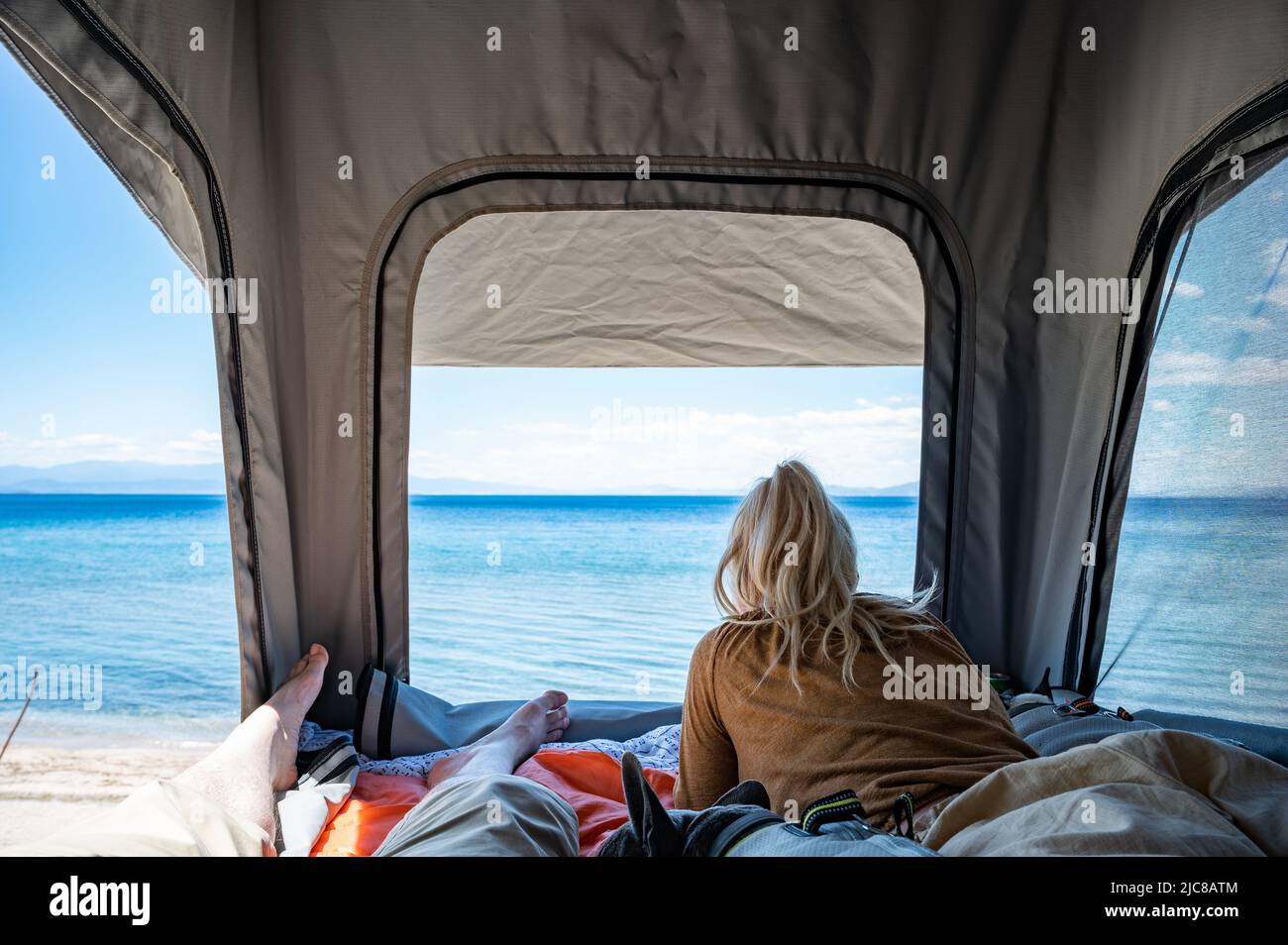 Vista sul mare dall'interno della tenda sul tetto Foto Stock