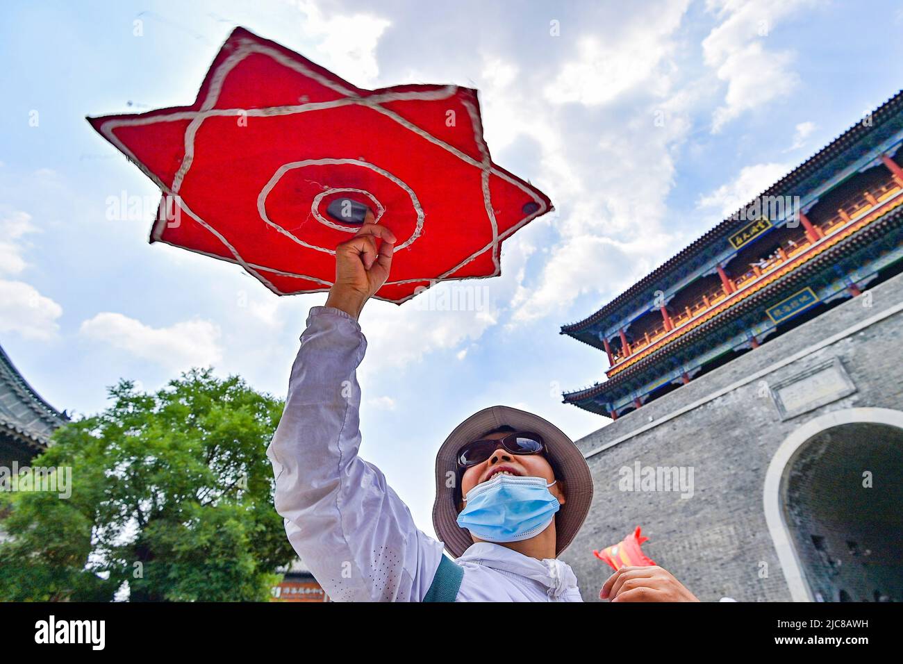 QINGZHOU, CINA - 11 GIUGNO 2022 - Un turista sperimenta il patrimonio culturale immateriale 'Turning handkerchief' nella città di Qingzhou, provincia di Shandong, J Foto Stock