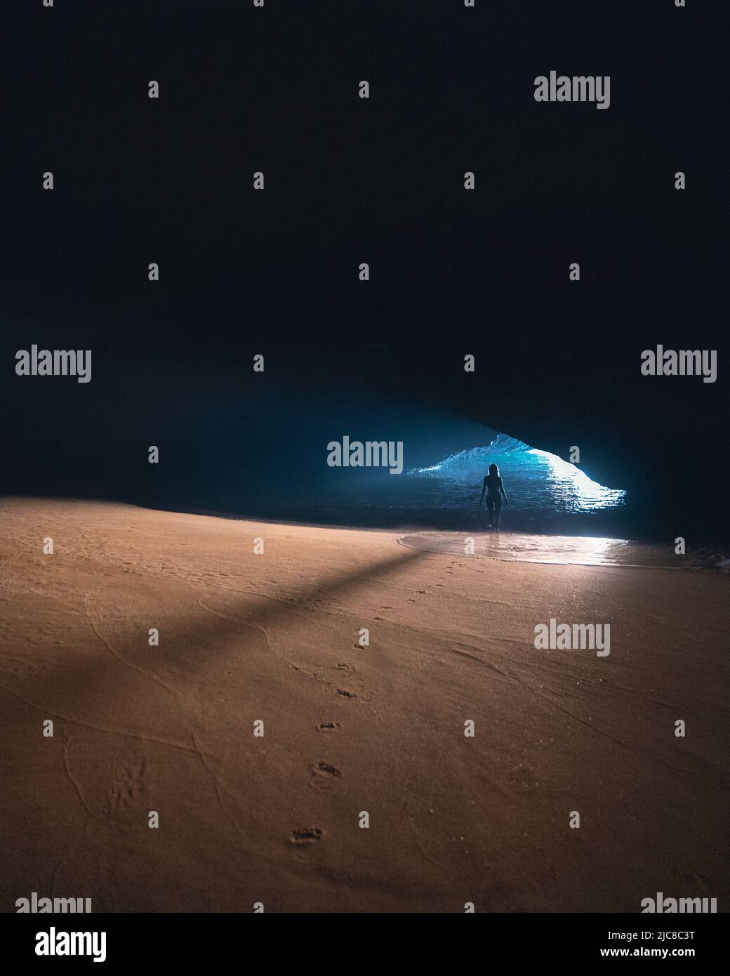 Le impronte portano ad una silhouette in una grotta marina con grande spiaggia, Portogallo, Benagil Foto Stock