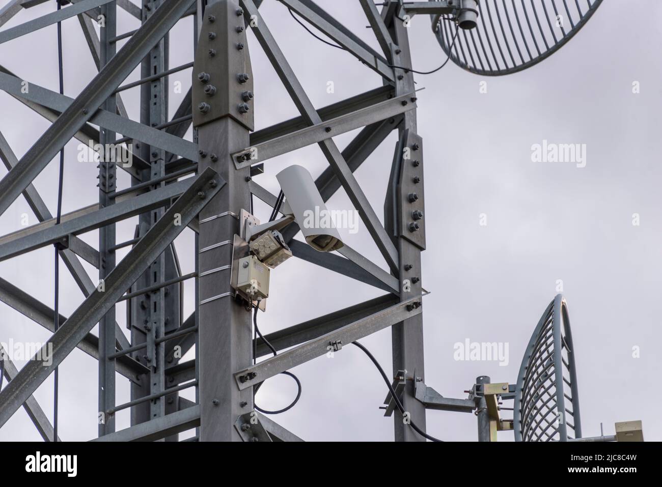 CC.TV. Telecamere su palo di metallo in parco pubblico per monitorare, osservare e registrare evidente di incidente per indagini e prevenire penale. Sicurezza, CC.TV Foto Stock