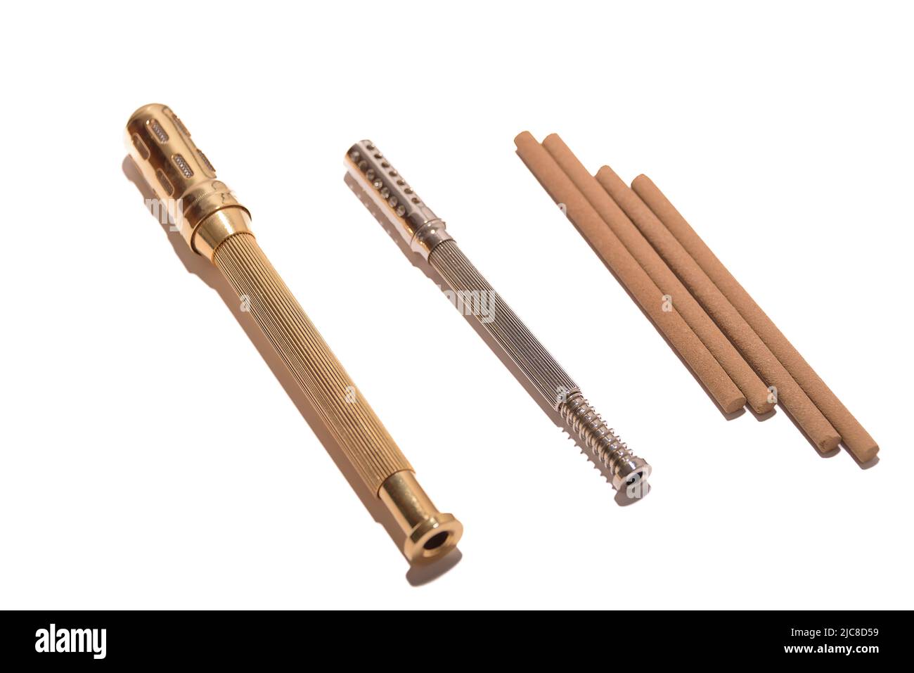 Terapista alternativo che applica moxibustion un metodo tradizionale di medicina cinese. Medico curante giovane paziente con medicina tradizionale asiatica. Moxa Foto Stock