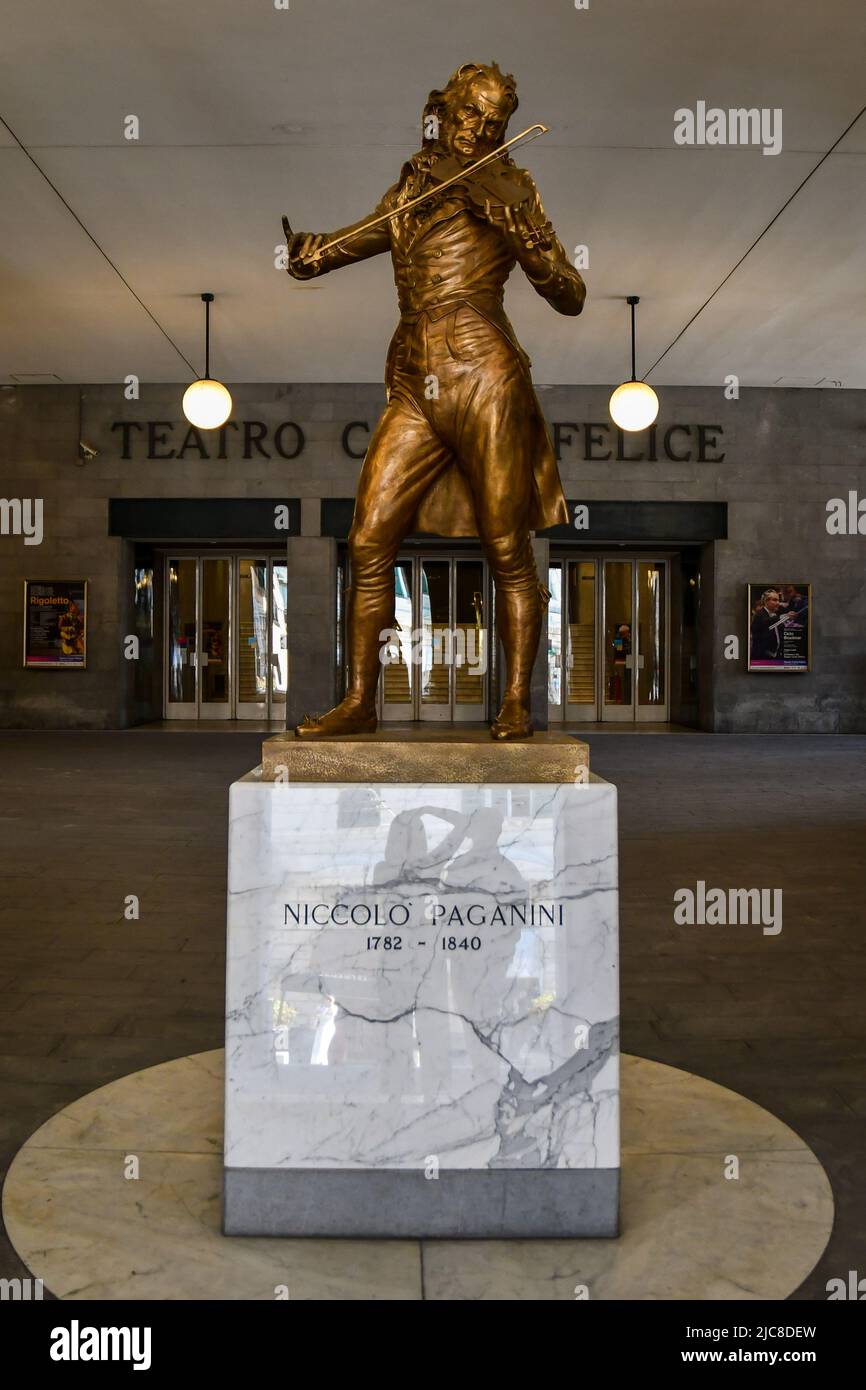 Statua in bronzo dorato di Niccolò Paganini (1782-1840), famoso violinista genovese, di fronte al Teatro Carlo Felice di Genova, Liguria, Italia Foto Stock