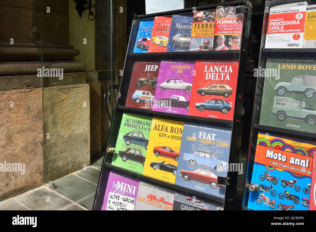 Esterno di un edicola con riviste italiane di auto d'epoca esposte sul marciapiede, Genova, Liguria, Italia Foto Stock
