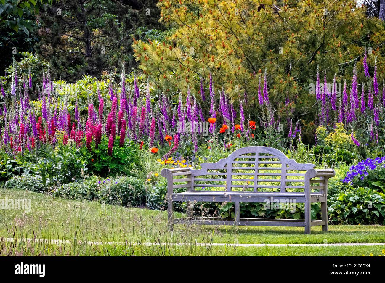 Posto a sedere nel giardino di Lutyens in un giardino di campagna edoardiano che si affaccia sul Wheald nel Kent UK Foto Stock
