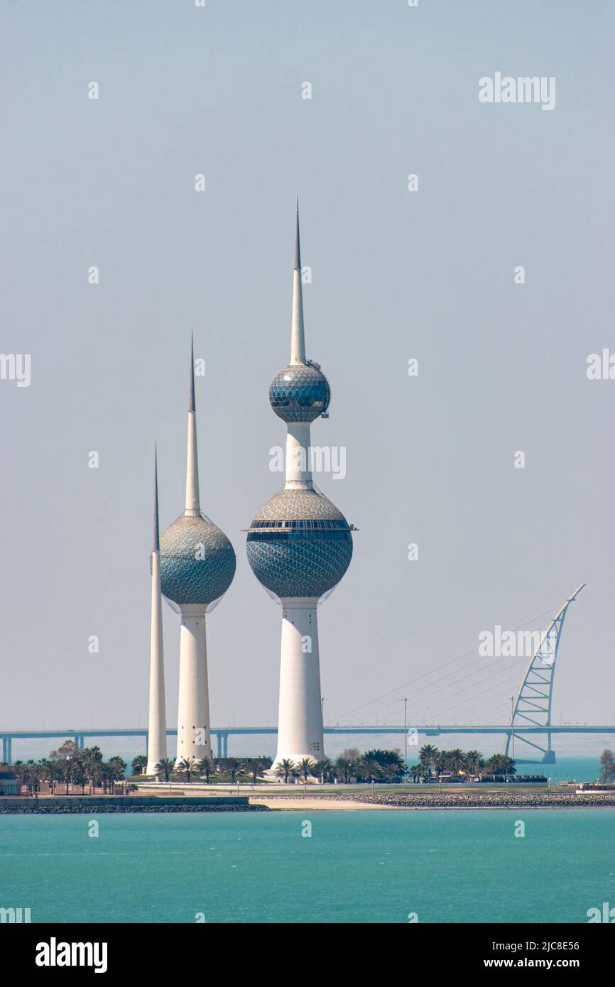 Le Kuwait Towers sono un gruppo di tre sottili torri nella città di Kuwait, in piedi su un promontorio nel Golfo Persico Foto Stock