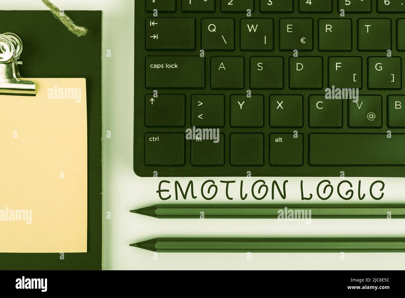 Scrittura visualizzazione testo Emotion Logic. Concetto di business cuore o anima del cervello o confusione di intelligenza equilibrio uguale tastiera e simbolo del computer Foto Stock