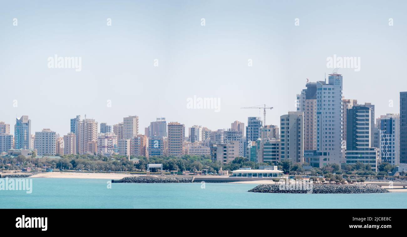 Una vista panoramica dello skyline di Kuwait City Foto Stock