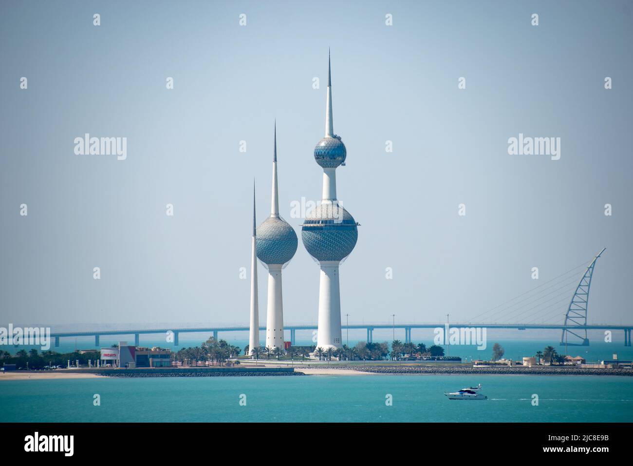 Le Kuwait Towers sono un gruppo di tre sottili torri nella città di Kuwait, in piedi su un promontorio nel Golfo Persico Foto Stock