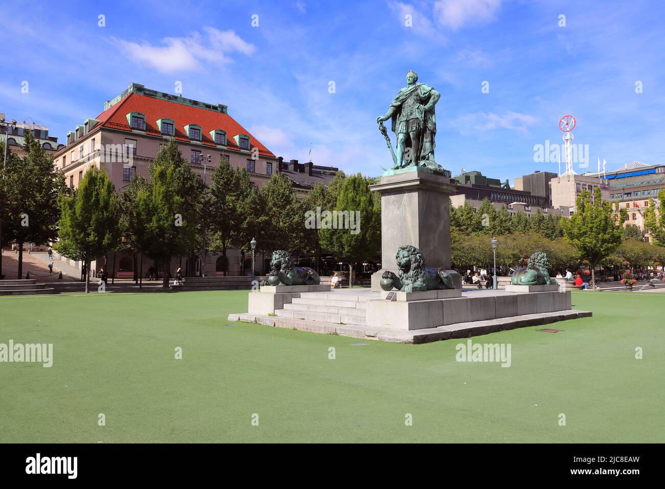 Stoccolma, Svezia - 1 settembre 2019: Statua del re svedese Carlo XIII situata nel parco di Kungstradgarne. Foto Stock